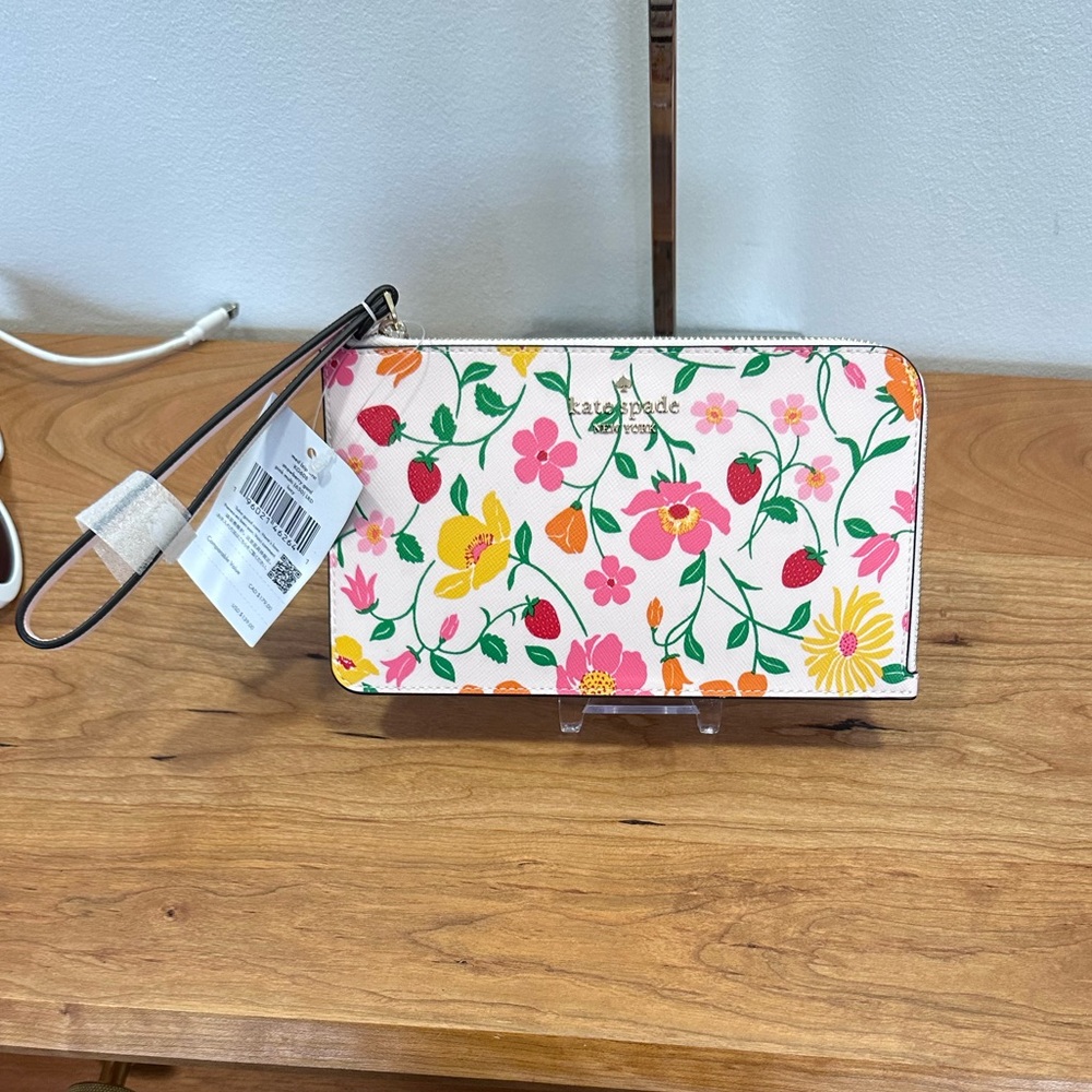 NWT Kate Spade Strawberry Garden Wristlet